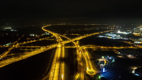 Hiperlapso-Aéreo-De-La-Intersección-De-La-Carretera-Por-La-Noche-Con-Automóviles-Y-Tráfico