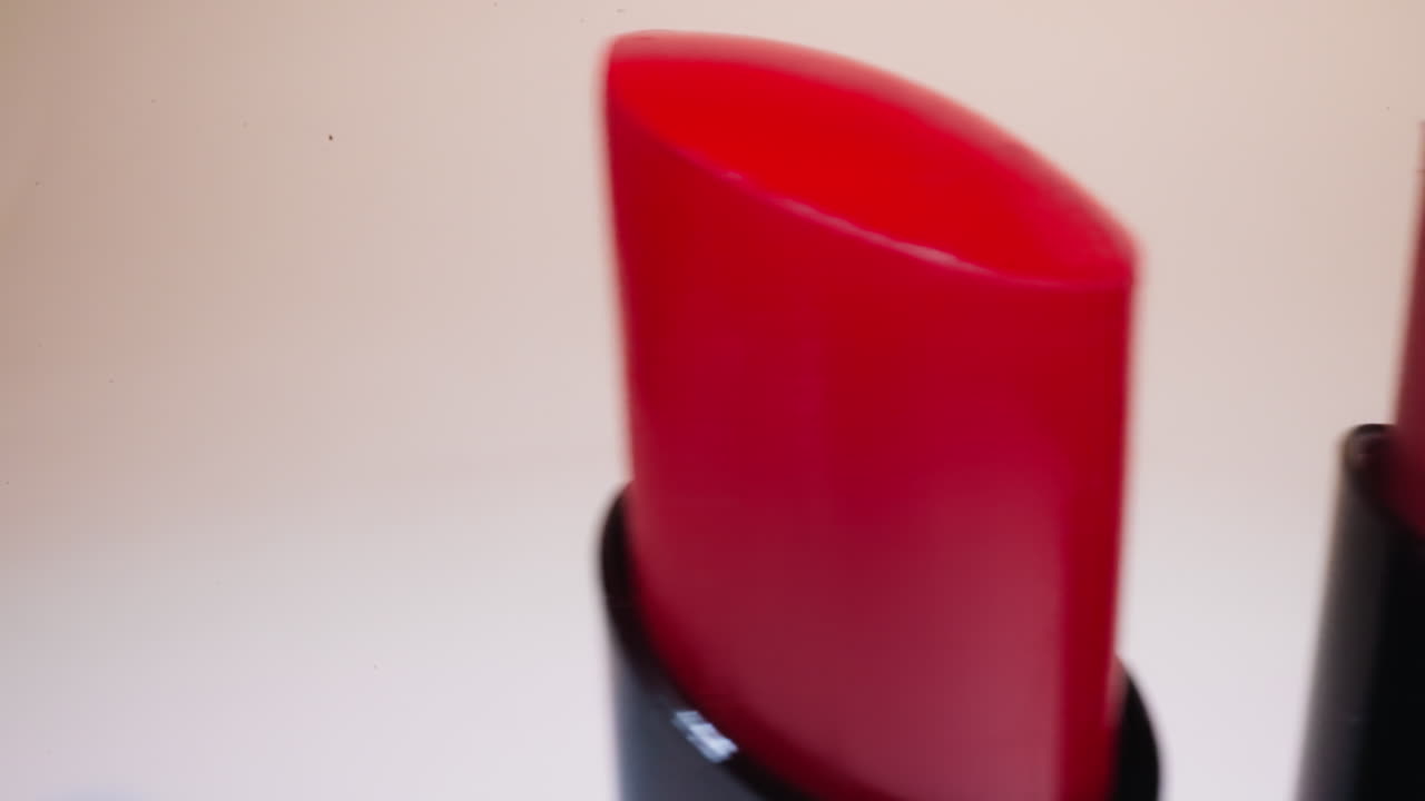 lápices labiales rosados y rojos de lujo diseñados para maquillaje nocturno