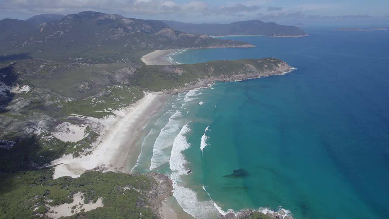 호주 빅토리아의 모래사장에 거품이 이는 바다 파도가 튀는 삐걱거리는 해변 - 공중 드론 샷