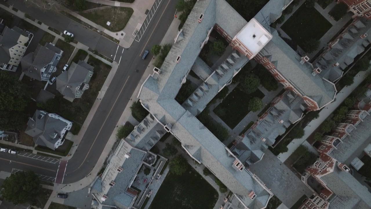 Vista aérea da Universidade de Yale. Filmado em um dia de verão nublado