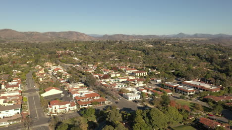 Drone-Volando-Sobre-Rancho-Santa-Fe,-Un-Pueblo-Rural-En-El-Condado-De-San-Diego