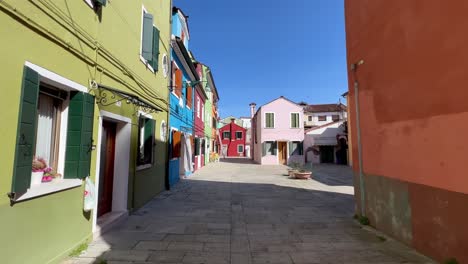 Toma-De-Cardán-De-4k-Que-Revela-Los-Encantadores-Encantos-De-La-Isla-De-Burano,-Venecia,-Italia