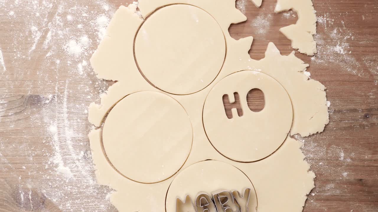 horneando galletas de azúcar de navidad para papá noel.