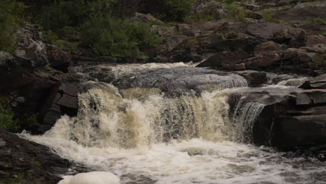 El-Agua-Corre-Sobre-Una-Cascada-En-Un-Pintoresco-Río-Forestal