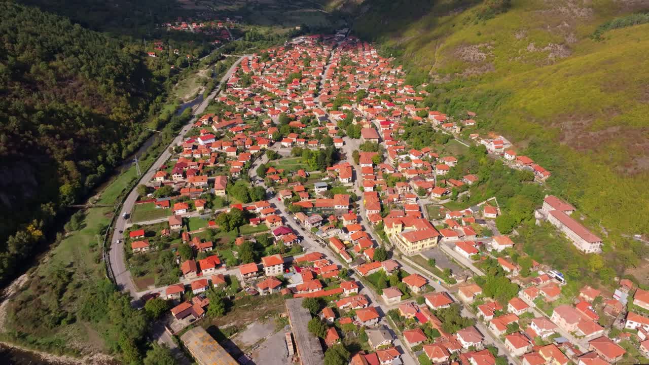Vit-joki virtaa rauhallisten kotien ohi vihreillä kukkuloilla, Bulgaria