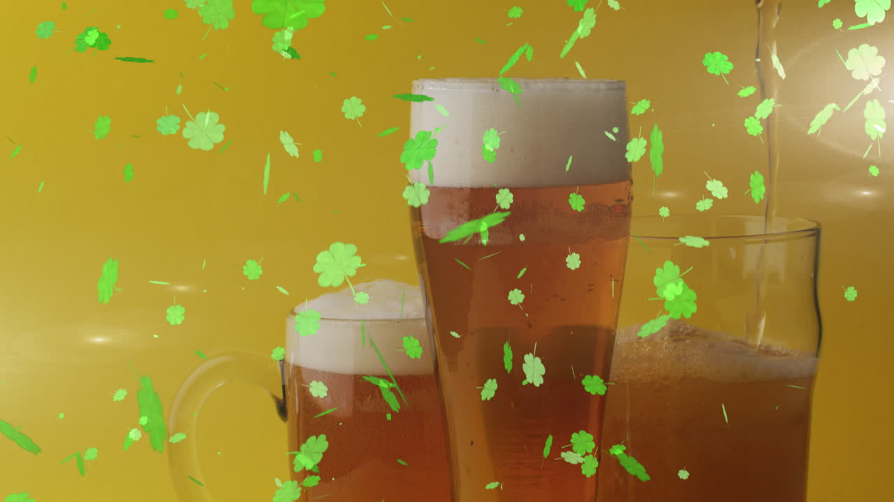 animación del día de san patricio trébol verde cayendo sobre las copas de cerveza.