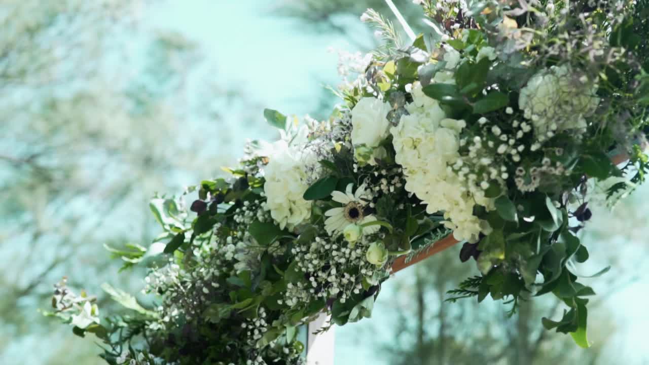 야외 결혼식장에서 아름다운 꽃꽂이를 닫습니다