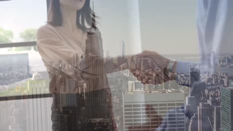 animación de una feliz mujer de negocios caucásica y un hombre de negocios estrechando la mano sobre el paisaje urbano