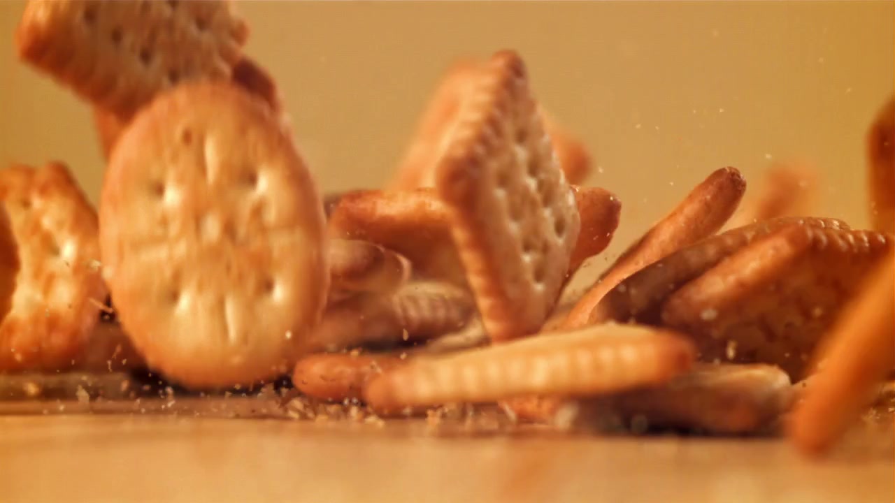 Assortimento di cracker salati che cadono al rallentatore