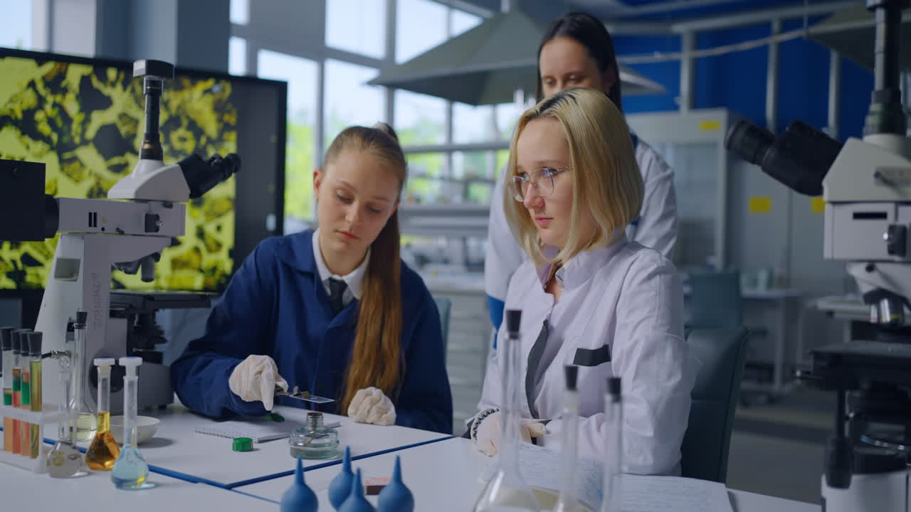 estudiantes realizando experimentos en un laboratorio de ciencias