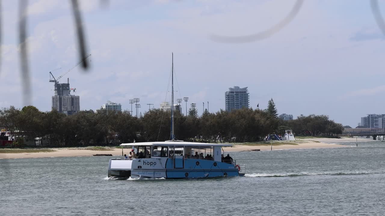 배가 조용한 해안가를 가로질러 움직인다