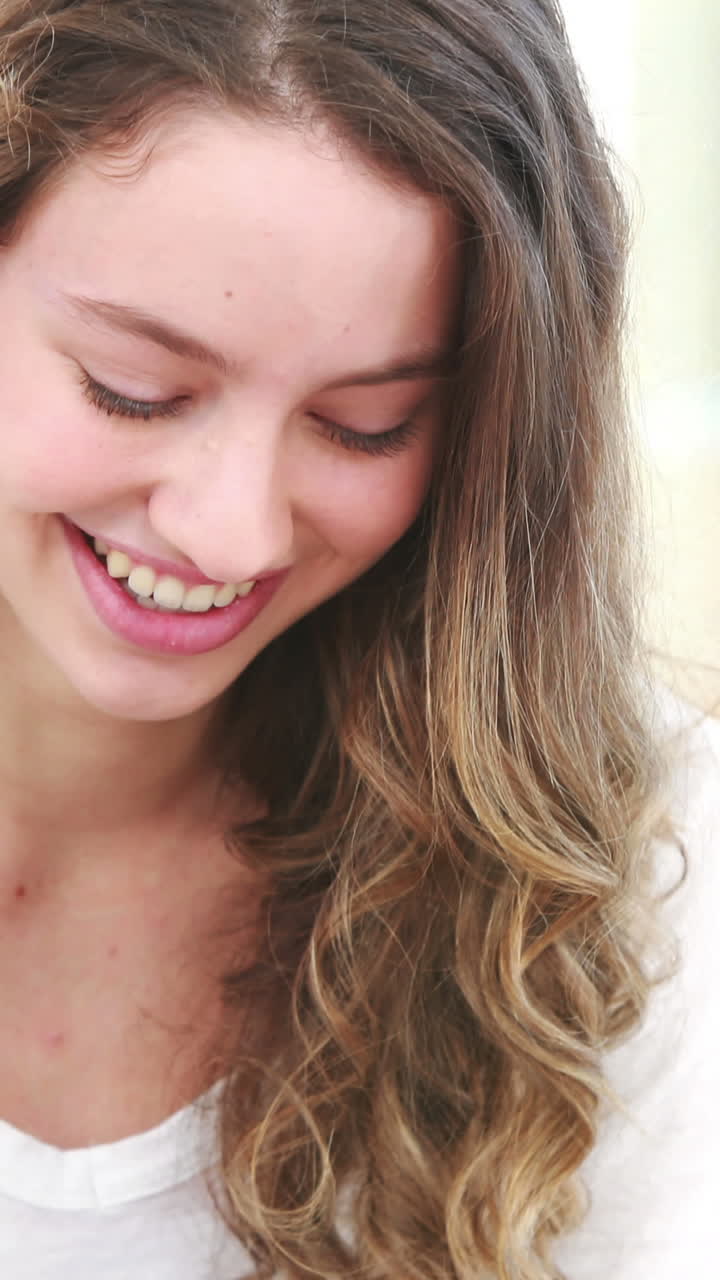 una adolescente feliz usando su teléfono
