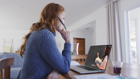 estudiante caucásica usando portátil y auriculares de teléfono en videollamada con una maestra