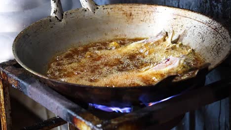 pescado frito en aceite en una estufa de gas