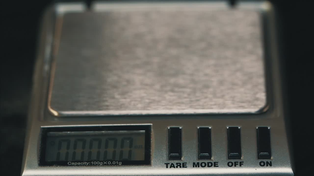 pesando una píldora en una balanza digital