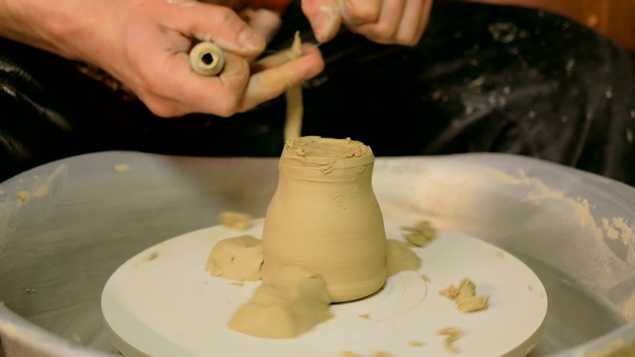 전문 도자기 도자기 작업실에서 특별한 도구로 도자기 조각 컵