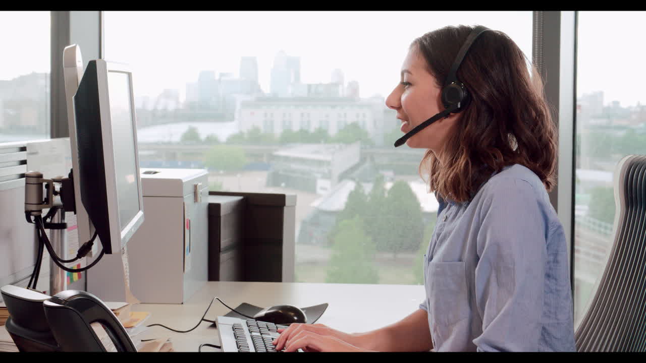 tres colegas corporativos se reúnen en una oficina, de cerca