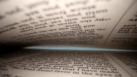 sacando una lente de un libro en diagonal