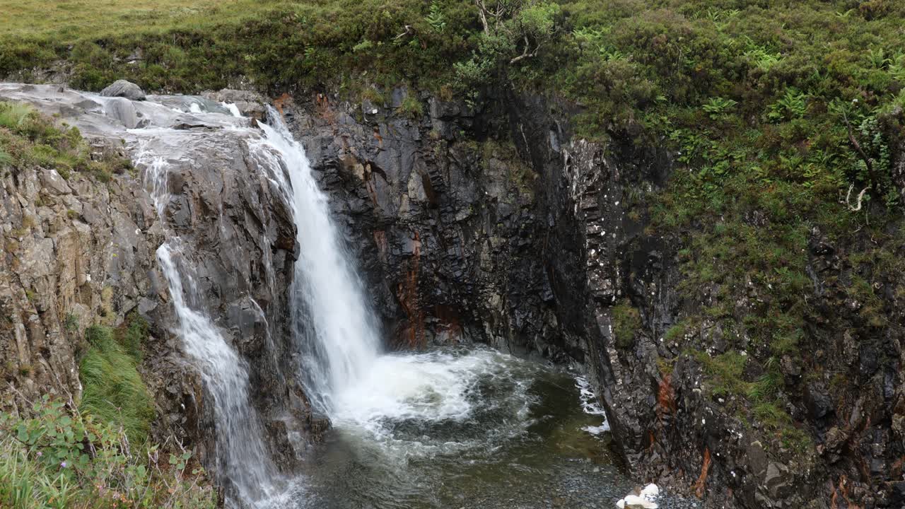 cascada de piscinas de hadas en glen quebradizo, isla de skye, escocia, reino unido con insectos de mosquitos de las tierras altas