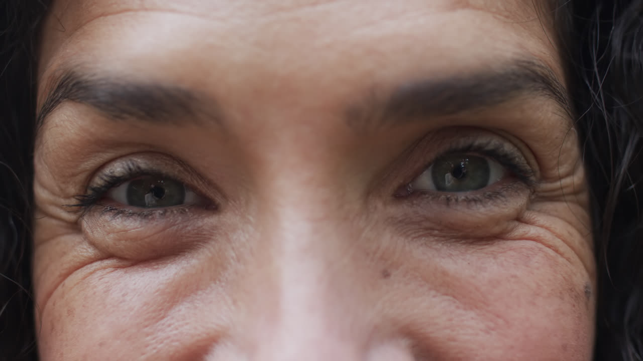 retrato de ojos felices de una mujer biracial en un jardín soleado, cámara lenta