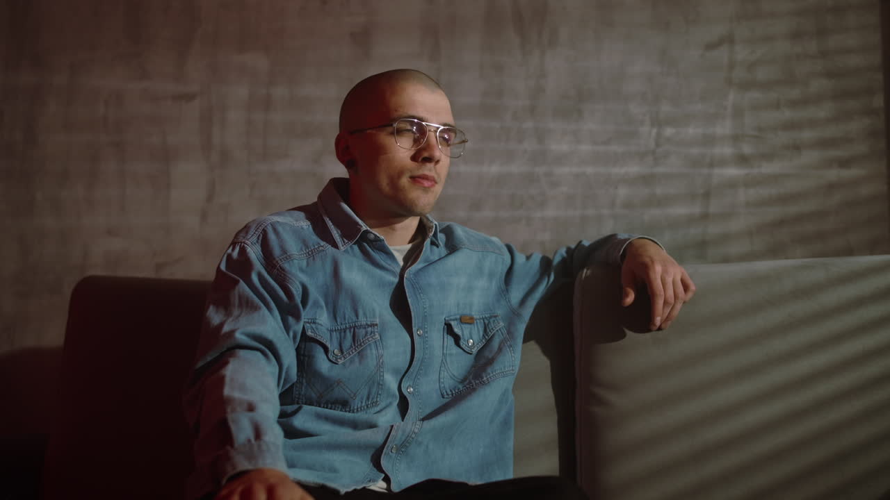 hombre sentado en un sofá