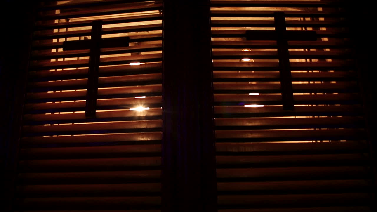 오래 된 교회에서 교차 - 카메라 이동 - 낮은 각도