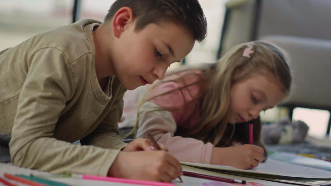 amigos dibujando en el interior