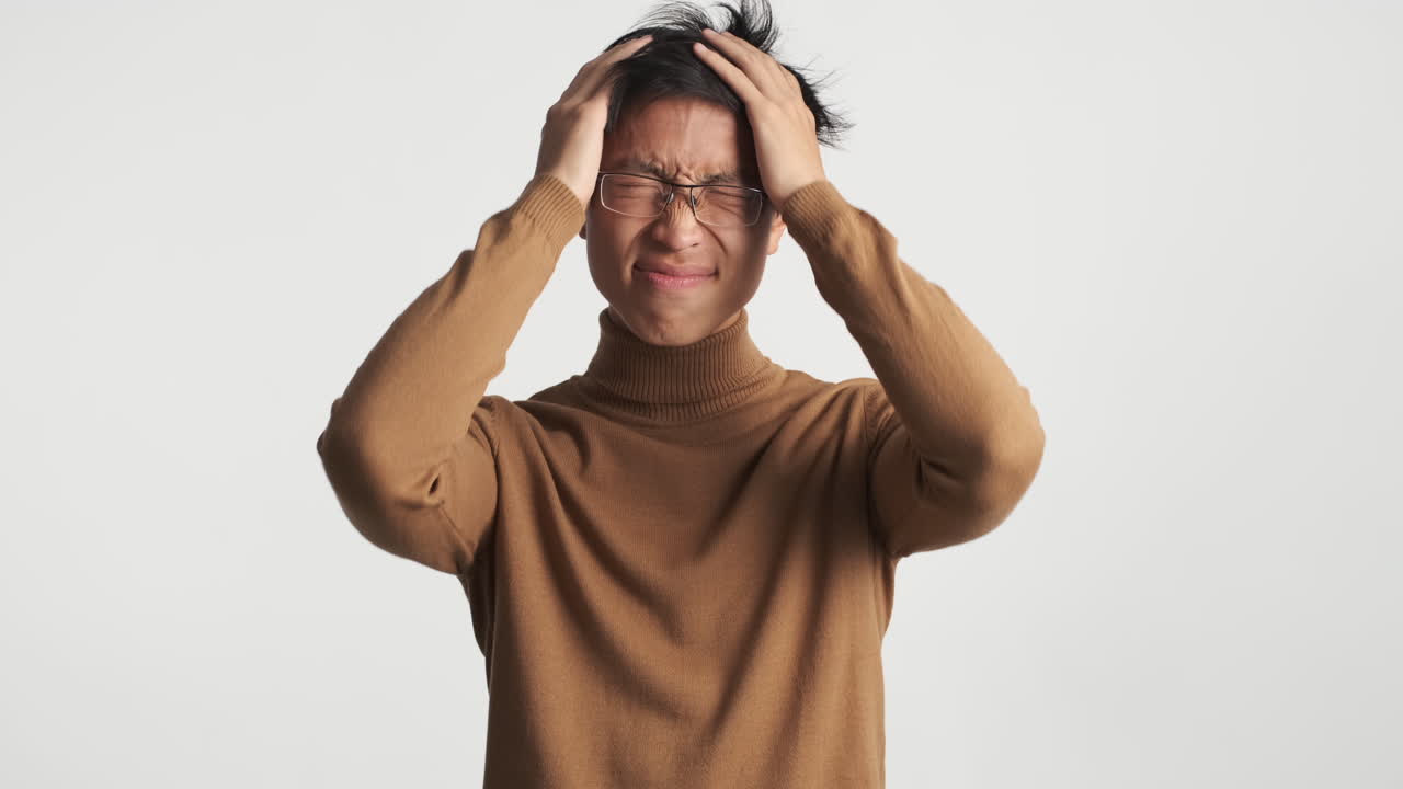 카메라 앞에서 좌절한 아시아인 남자