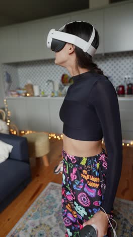 mujer jugando al juego vr en casa