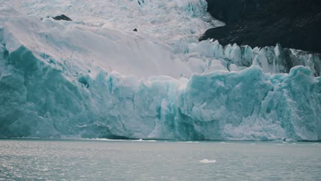 lago argentino con icebergs, glaciares en la patagonia - toma de panorámica