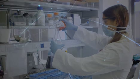 animación de puntos conectados y bengalas de lentes, científica asiática vertiendo líquido en un vaso