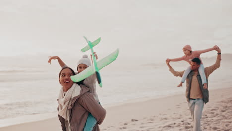avión, piggyback y familia en la playa