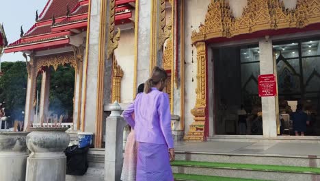 women visiting a thai temple