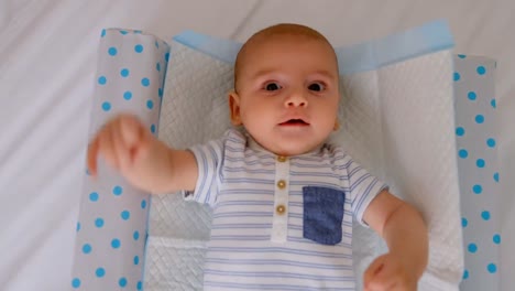 Süßes-Kleines-Lächelndes-Baby,-Das-Zu-Hause-Im-Schlafzimmer-Auf-Dem-Bett-Liegt-4k