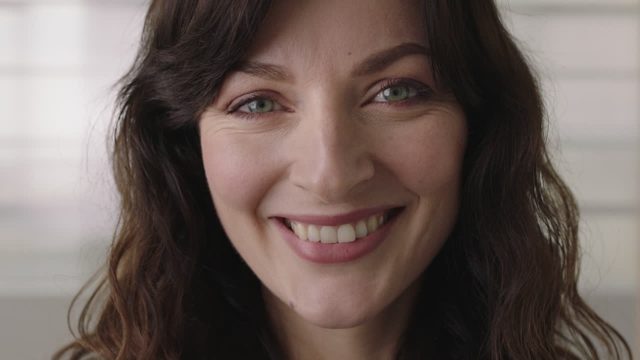 retrato de cerca de una hermosa joven mujer de negocios mirando a la cámara sonriendo feliz