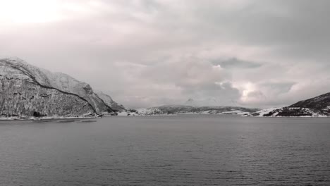 Drone-shot-of-mountains-in-Tromso,-Norway-during-winter