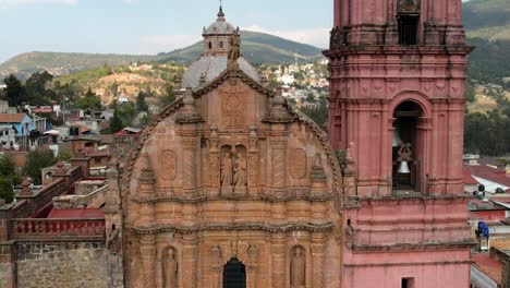 Tiro-De-Drone-Ascendente-De-La-Iglesia-Principal-Del-Pueblo-Mágico-De-Tlalpujahua-Michocan