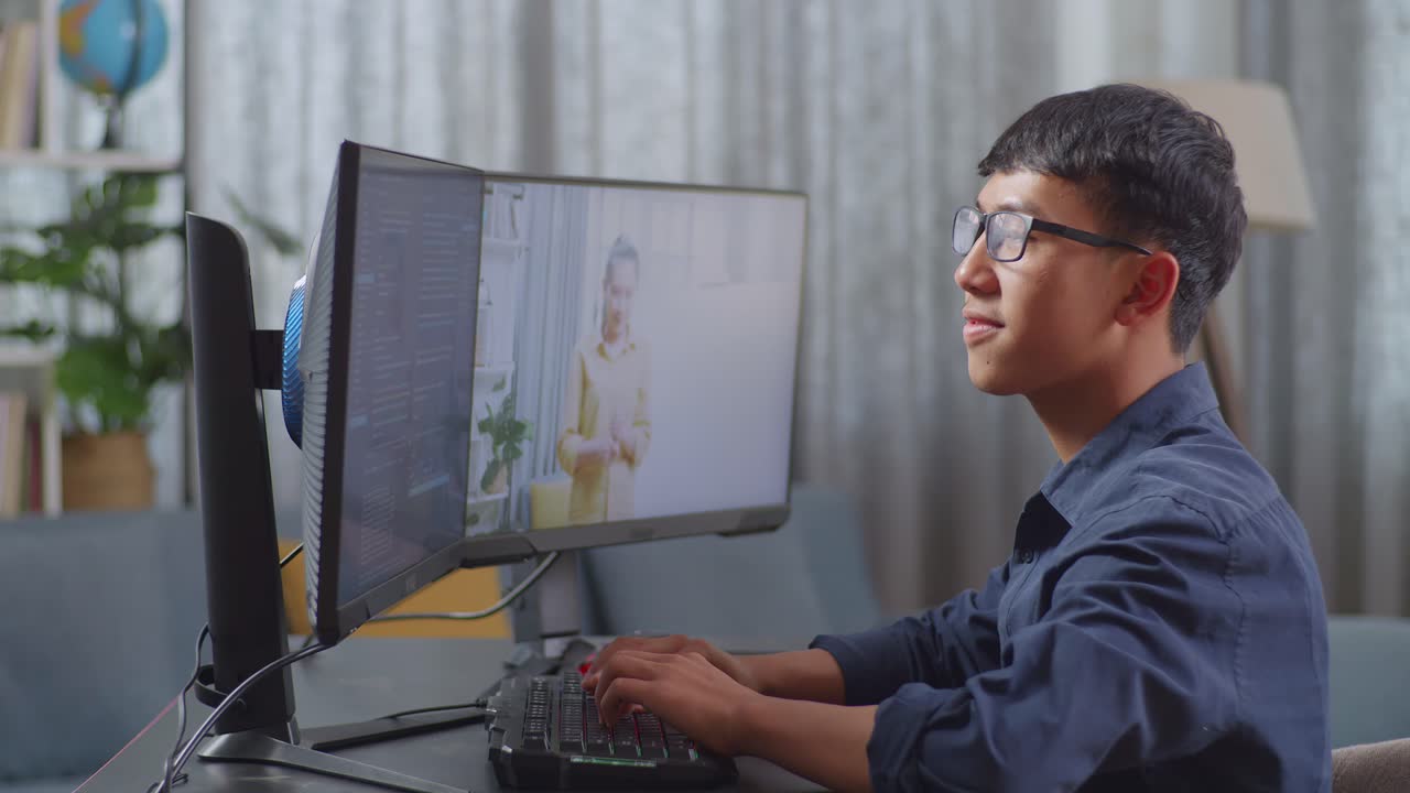 비디오 통화 중에 컴퓨터에서 일하는 남자