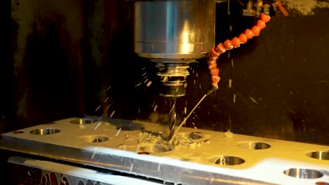 máquina automática de torneado y nivelación de metales por cnc, mientras se perfora el metal