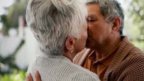 pareja de mayores, amor y beso con un abrazo