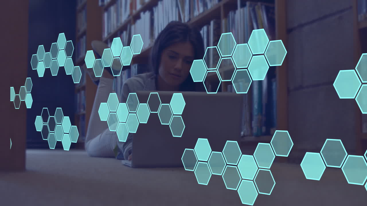 animación de la estructura del elemento sobre una feliz estudiante caucásica que usa una computadora portátil en la biblioteca