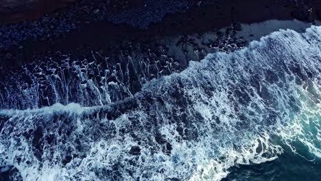 Vista-De-Pájaro-De-Las-Olas-Desvaneciéndose-Suavemente-En-La-Playa-Rocosa,-Tenerife,-España