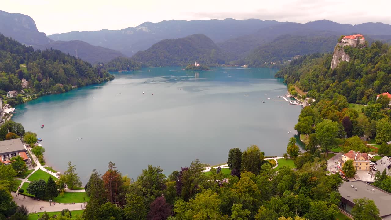 Splendide riprese con drone del Lago di Bled, Slovenia, che mostrano l'iconica isola, il castello e i paesaggi lussureggianti. Vivi viste aeree mozzafiato del lago cristallino e delle montagne circostanti.
