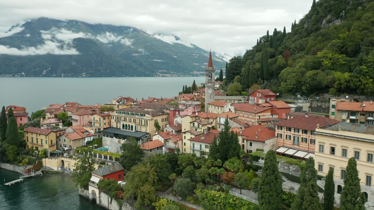 aerial: foto panorámica de la iglesia de la ciudad de varenna