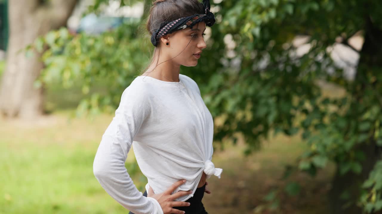 야외에서 포즈를 취하는 젊은 여성