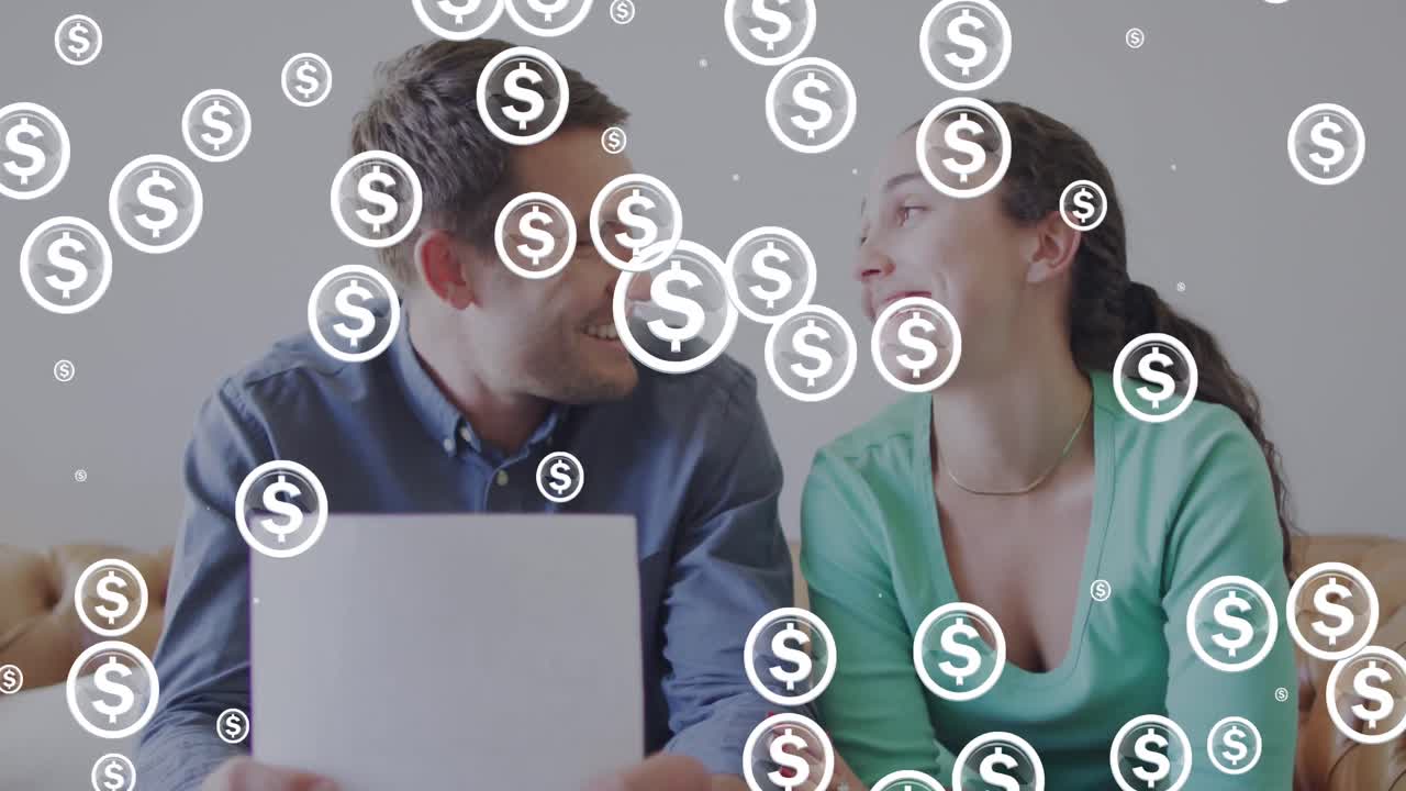 animación de símbolos de dólares sobre una pareja diversa haciendo papeleo