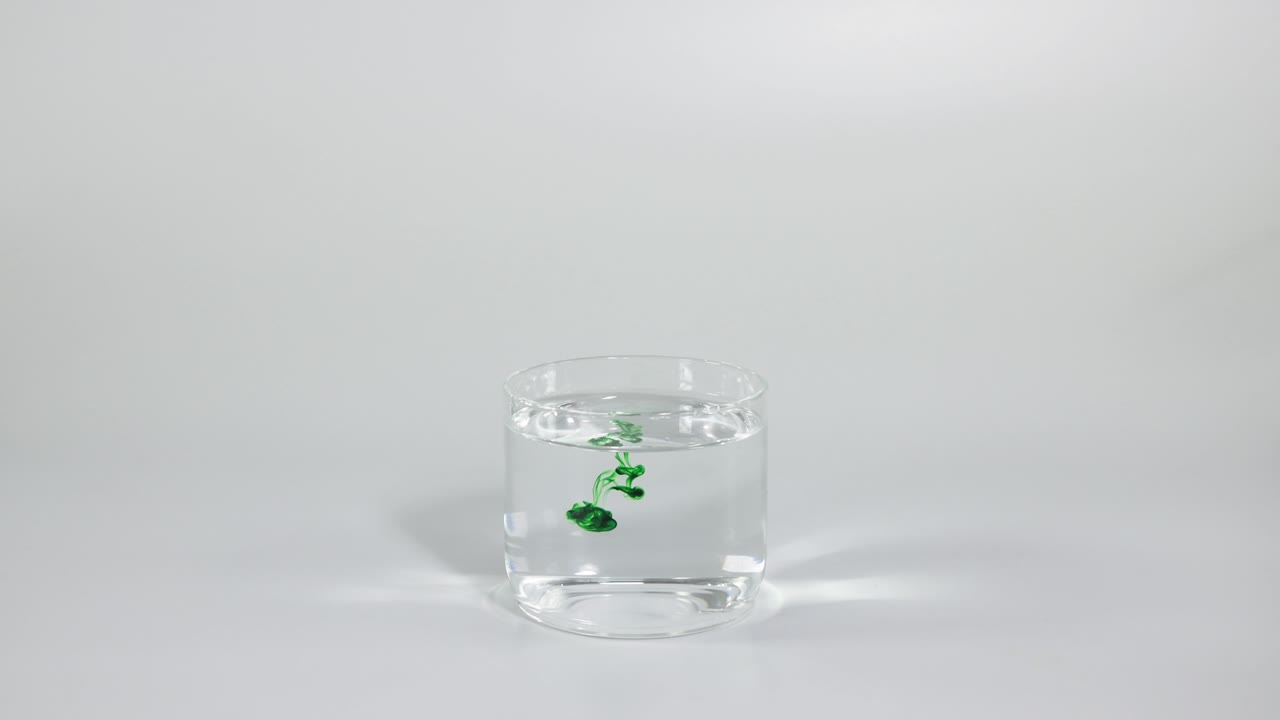 은 물에 녹색 염료를 첨가하는 드로퍼