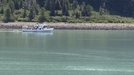 pequeño bote navegando cerca de la costa en alaska
