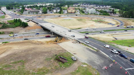 toma de drones de la construcción de un nuevo puente sobre una carretera muy transitada