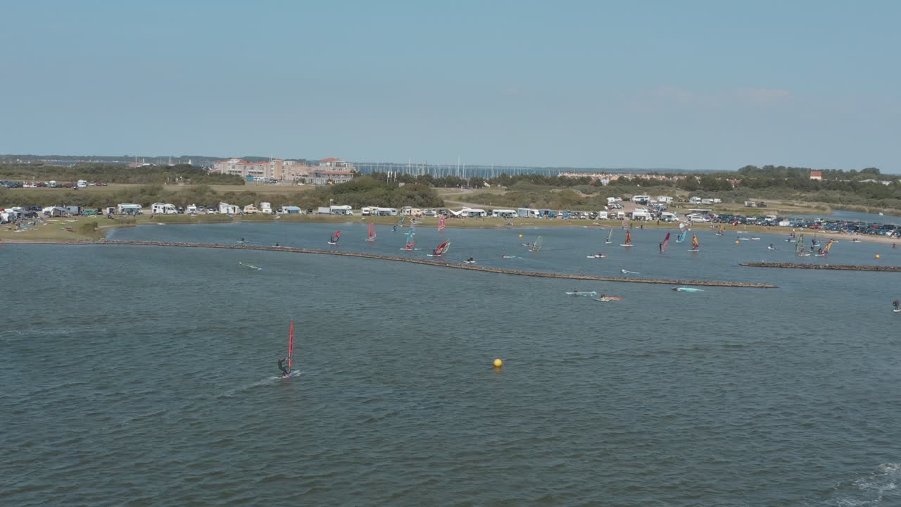 무인 항공기 - 섬, zeeland, 네덜란드, 25p에 흰 구름과 함께 화창한 날에 파란색, 물결 모양 및 바람이 부는 바다에 많은 서퍼의 공중 샷